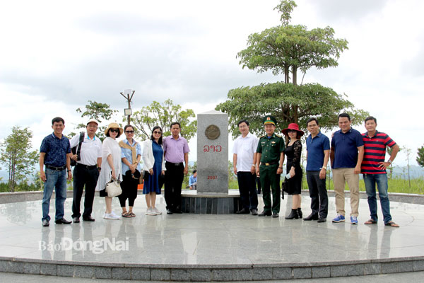 Đoàn cán bộ, phóng viên Báo Đồng Nai chụp hình lưu niệm tại cột mốc biên giới ngã ba Đông Dương (tỉnh Kon Tum). Ảnh: Trần Danh