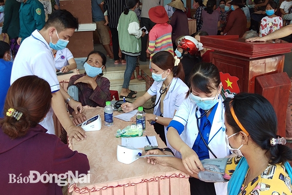 Thầy thuốc trẻ Bệnh viện đa khoa Đồng Nam đo huyết áp cho người dân đến khám bệnh (Ảnh: CTV)