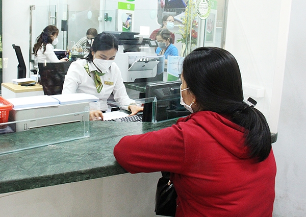 Người dân đến giao dịch tại một chi nhánh ngân hàng thương mại cổ phần trên địa bàn TP.Biên Hòa. Ảnh: H.Hà