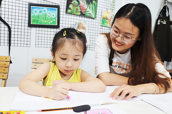 Chị Trần Thị Thùy Trang, giáo viên lớp vẽ Trang Nhỏ (P.Tân Biên, TP.Biên Hòa) dạy vẽ cho trẻ. Ảnh: H.Yến