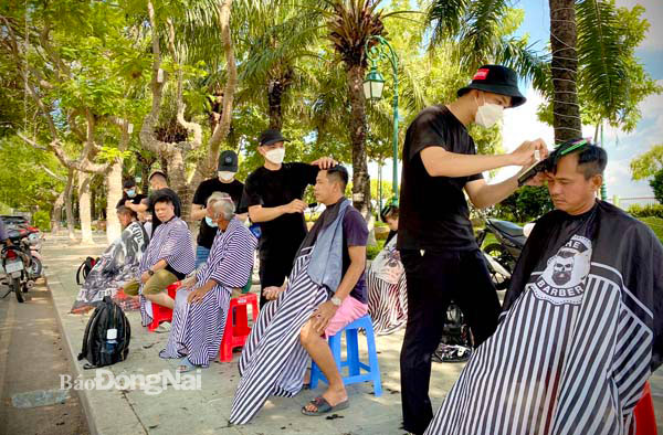 Những bạn trẻ cắt tóc miễn phí ở chợ Biên Hòa