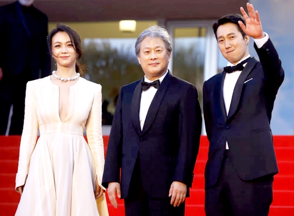 Park Chan-wook và hai diễn viên Thang Duy, Park Hae-il tại Cannes 2022