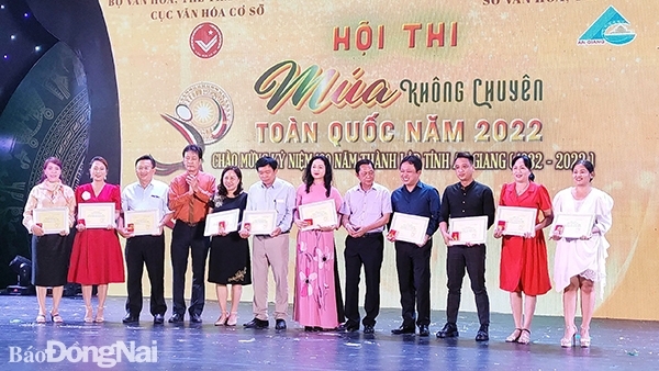 Đoàn Đồng Nai (thứ nhất, từ trái qua) vinh dự nhận huy chương vàng chương trình tham gia Hội thi Múa không chuyên toàn quốc năm 2022. Ảnh: TTVH-ĐA tỉnh