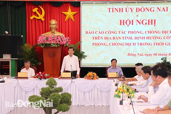 Bί thư tỉnh ủy Nguyễn Hồng Lĩnh, Trưởng ban chỉ đạo phὸng, chống dịch Covid-19 tỉnh phát biểu tại hội nghị