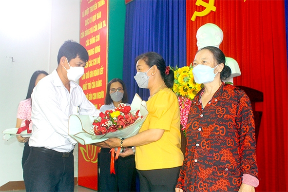 Chủ tịch UBND P.Xuân Trung (TP.Long Khánh) Trần Tuấn Kiệt trao giấy khen, tuyên dương gương người tốt, việc tốt cho bà Bùi Thị Phụng (ngụ P.Xuân Trung)