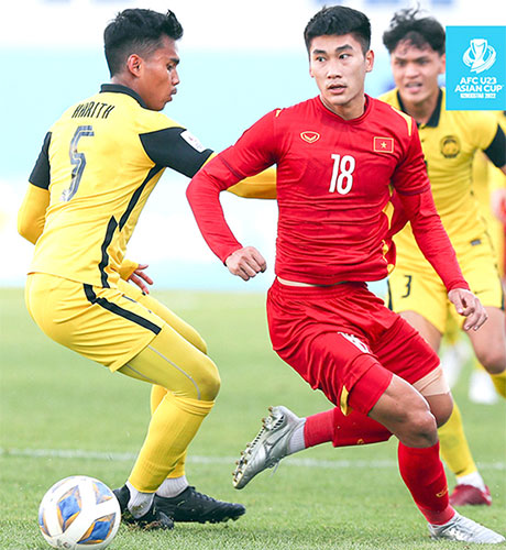Nhâm Mạnh Dũng “khai hỏa” trận thắng Malaysia 2-0