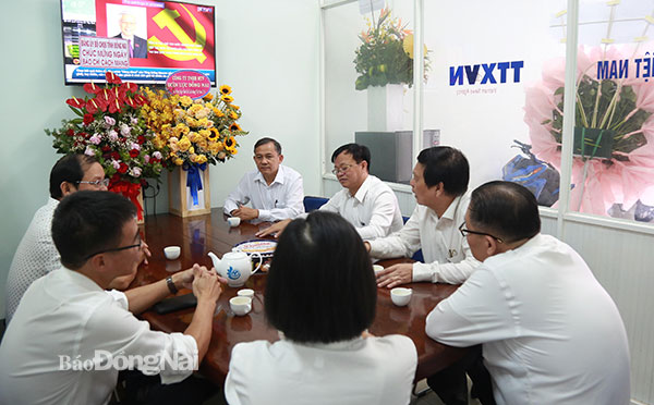 Chủ tịch UBND tỉnh Cao Tiến Dũng trao đổi với cán bộ, phóng viên Văn phòng Thông tấn xã Việt Nam tại Đồng Nai