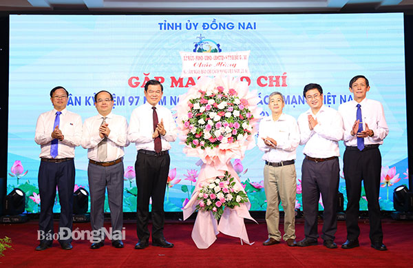 Các đồng chí lãnh đạo tỉnh tặng hoa chúc mừng Ngày Báo chí cách mạng Việt Nam. Ảnh: Huy Anh