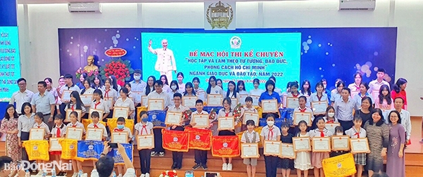 Các thí sinh được nhận giải nhất, nhì, ba và khuyến khích tại hội thi kể chuyện làm theo tấm gương đạo đức và phong cách Hồ Chí Minh năm 2022
