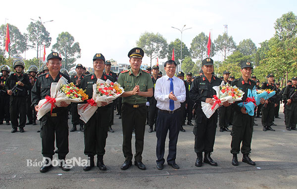 Chủ tịch UBND tỉnh Cao Tiến Dũng và Giám đốc Công an tỉnh, Thiếu tướng Vũ Hồng Văn tặng hoa chúc mừng Ban chỉ huy Trung Đoàn Cảnh sát cơ động dự bị chiến đấu. Ảnh: Trần Danh