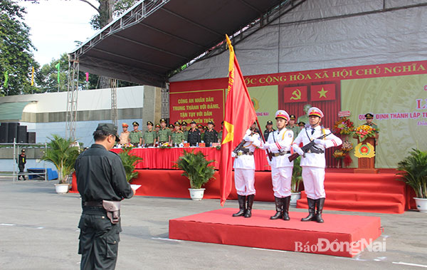 Ban chỉ huy Trung Đoàn Cảnh sát cơ động dự bị chiến đấu tuyên thệ nhận nhiệm vụ. Ảnh: Trần Danh