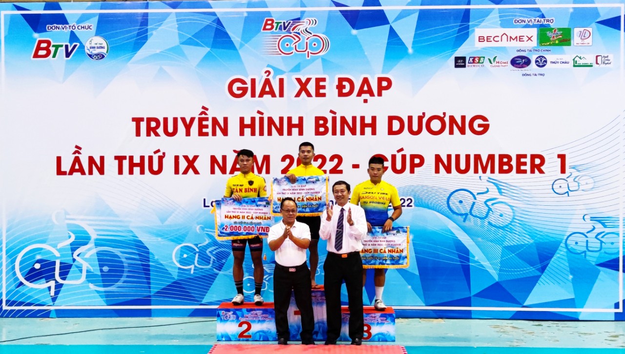 Ban tổ chức trao giải cho các tay đua giành thứ hạng lứa tuổi 16-40