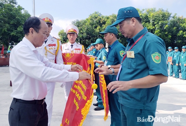 Phó chủ tịch UBND H.Nhơn Trạch Lương Hữu Ích trao cờ lưu niệm cho các đội tuyển