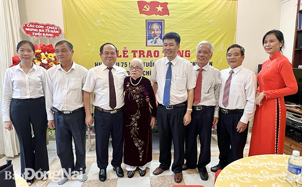 Các đồng chí lãnh đạo Tỉnh ủy và Thành ủy Biên Hòa chụp hình lưu niệm với đảng viên Nguyễn Thị Lâm