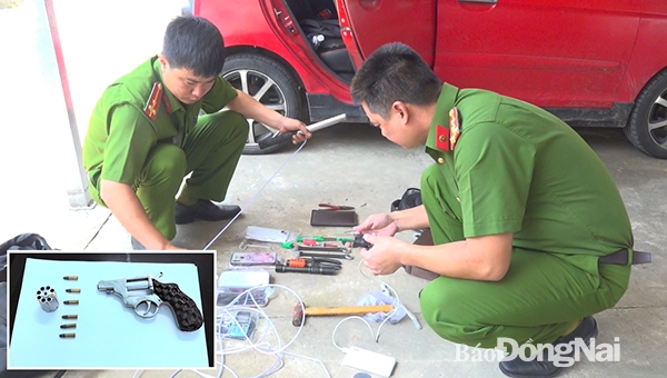 Chiếc xe ô tô và các công cụ các đối tượng dùng để gây án. Ảnh nhỏ: Công an phát hiện khẩu súng tự chế trong phòng trọ của đối tượng Nguyễn Văn Dũng