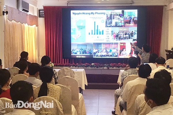 Thạc sĩ Nguyễn Hoàng Mỹ Phương, Trợ lý phát triển dự án nông nghiệp, Công ty TNHH Sorimachi Việt Nam trao đổi các nội dung trong chương trình tập huấn với các đại biểu.