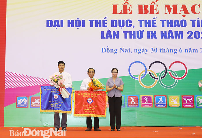 Giám đốc Sở VH-TTDL Lê Thị Ngọc Loan trao cờ cho 2 địa phương dẫn đầu các huyện miền núi, vùng xa