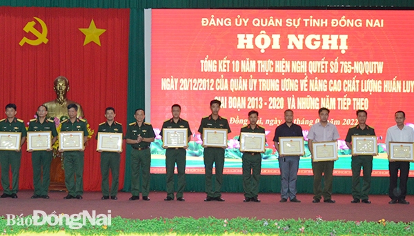 Đại tá Huỳnh Thanh Liêm khen thưởng cá nhân có thành tích