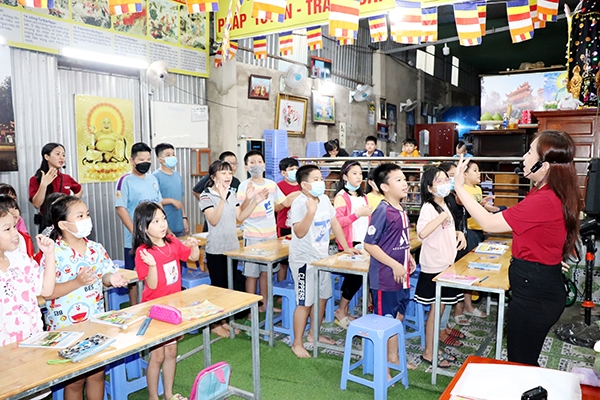 Một tiết học Anh văn vui nhộn do tình nguyện viên Nguyễn Thị Thanh Tuyền đứng lớp. Ảnh: T.Nhân