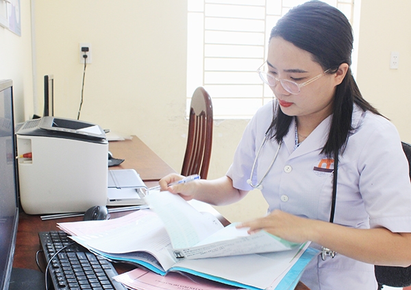 BS Lê Thị Lan xem lại hồ sơ của bệnh nhân