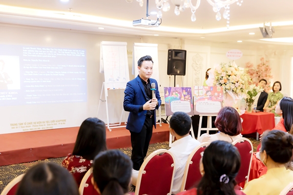 Anh Nguyễn Thúc Khoa tương tác với các phụ huynh tại một sự kiện do Soroban tổ chức