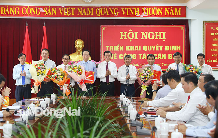 Bí thư Tỉnh ủy Nguyễn Hồng Lĩnh và Phó bí thư thường trực Tỉnh ủy Hồ Thanh Sơn chúc mừng các đồng chí được nhận quyết định công tác dịp này.