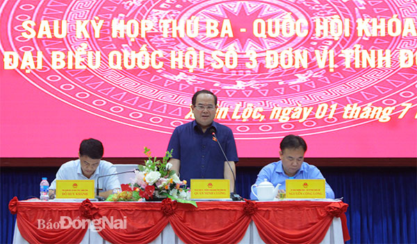 Đồng chí Quản Minh Cường, Phó bí thư Tỉnh ủy, Trưởng Đoàn đại biểu Quốc hội tỉnh trao đổi với cử tri tại hội nghị. Ảnh: Hồ Thảo