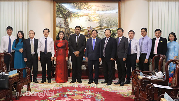 Lãnh đạo tỉnh Đồng Nai chụp hình lưu niệm với ông Madan Mohan Sethi, Tổng lãnh sự Ấn Độ tại TP.HCM. Hương Giang