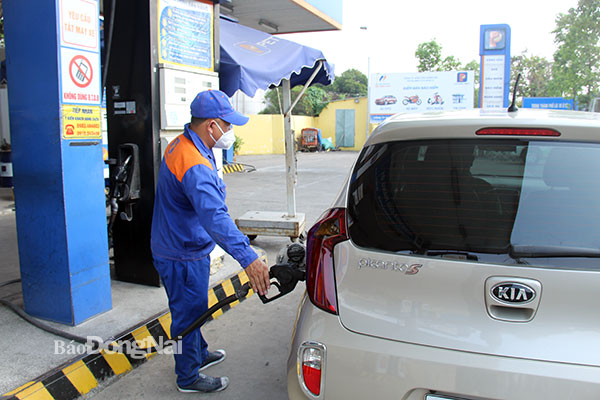 Giá xăng dầu giảm trong đợt điều chỉnh giá bán lẻ chiều 1-7. Ảnh: Lam Phương