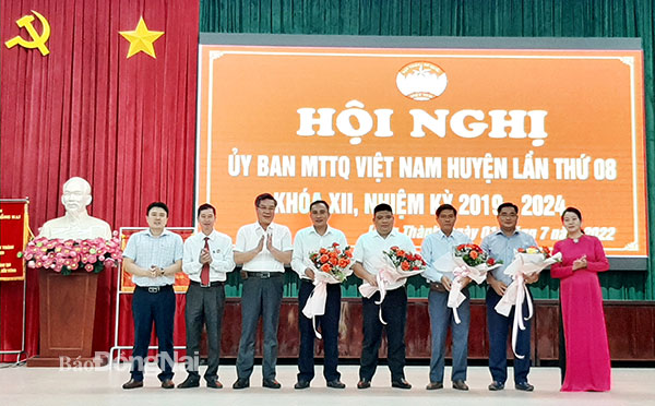 Lãnh đạo huyện Long Thành tặng hoa chúc mừng lãnh đạo các đơn vị được hiệp thương vào Ban Thường trực Ủy ban MTTQ Việt Nam huyện