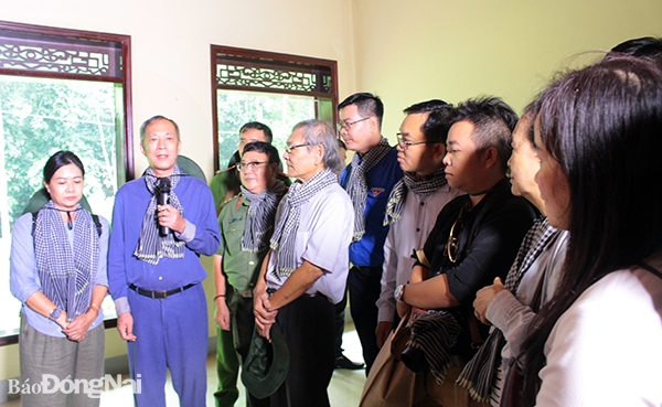Gia đình cố Đại tướng Mai Chí Thọ cùng đoàn viếng thăm ôn lại lịch sử về cố Đại tướng Mai Chí Thọ tại di tích Khu ủy Miền Đông