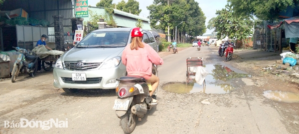 Người dân đặt vật dụng để cảnh báo nguy hiểm trên đường liên huyện Đức Huy - Thanh Bình (đoạn qua địa bàn H.Thống Nhất)