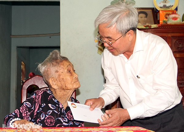 Ủy viên Ban TVTU, Chủ tịch Ủy ban MTTQ Việt Nam tỉnh Cao Văn Quang thăm, tặng quà Mẹ VNAH Võ Thị Anh (xã Tam An, H.Long Thành).