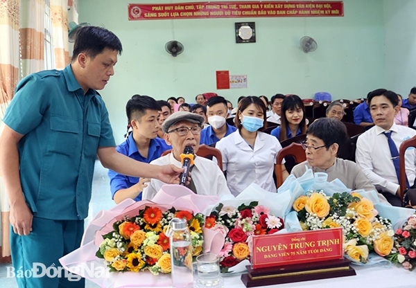 Đảng viên Nguyễn Trung Trịnh phát biểu cảm tưởng tại buổi lễ