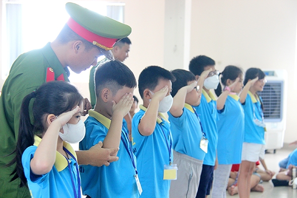 Các chiến sĩ Công an tỉnh hướng dẫn học sinh tập điều lệnh đội ngũ tay không