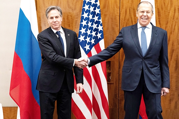 Ngoại trưởng Mỹ Antony Blinken (trái) và Ngoại trưởng Nga Sergey Lavrov tại cuộc gặp ở Geneva, Thụy Sĩ, ngày 21-1-2022