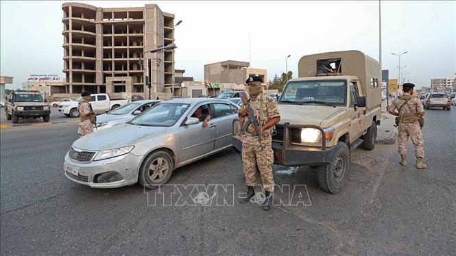 Binh sĩ Libya gác tại một chốt kiểm soát ở Đông Nam thủ đô Tripoli ngày 4/9/2021. Ảnh tư liệu: AFP/TTXVN