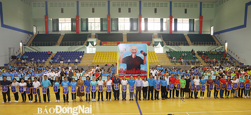 Ban tổ chức tặng cờ lưu niệm cho các đơn vị tham dự hội thao