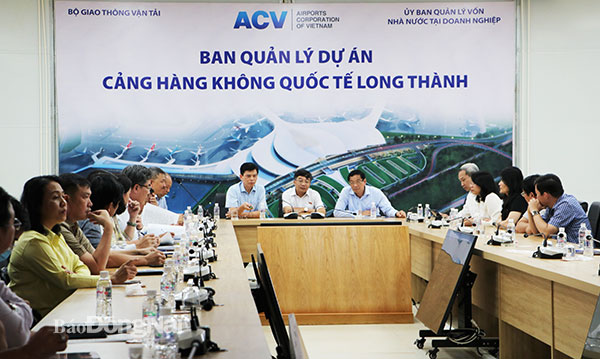 Đoàn giám sát làm việc với các đơn vị liên quan để nghe báo cáo tiến độ các công việc triển khai dự án sân bay Long Thành. Ảnh: Phạm Tùng