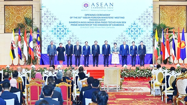 Thủ tướng Campuchia Hun Sen chụp ảnh lưu niệm với Tổng thư ký ASEAN và các ngoại trưởng ASEAN