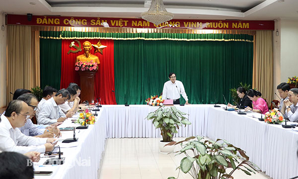 Phó chủ tịch UBND tỉnh Nguyễn Sơn Hùng phát biểu tại cuộc họp giao ban khối Khoa giáo văn xã 6 tháng đầu năm. Ảnh: H.Yến