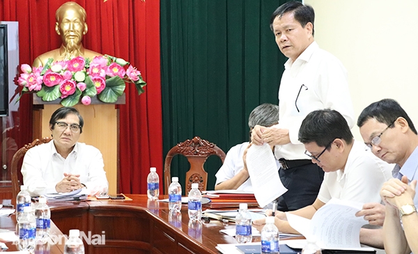  Phó giám đốc Sở Y tế Nguyễn Văn Bình báo cáo tại cuộc họp