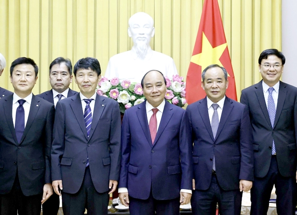 Chủ tịch nước Nguyễn Xuân Phúc chụp ảnh chung với Thống đốc tỉnh Gunma, Nhật Bản, Yamamoto Ichita và các đại biểu