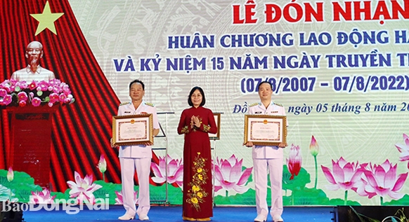 Phó chủ tịch UBND tỉnh Nguyễn Thị Hoàng tặng Bằng khen của Chủ tịch UBND tỉnh cho tập thể công ty và 1 cá nhân