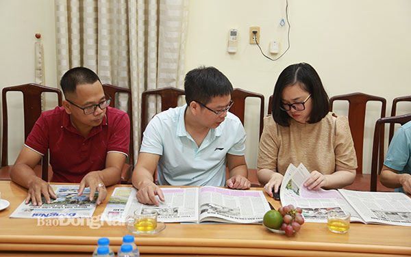 Cán bộ, phóng viên Báo Sơn La tìm hiểu các ấn phẩm của Báo Đồng Nai. Ảnh: Công Nghĩa