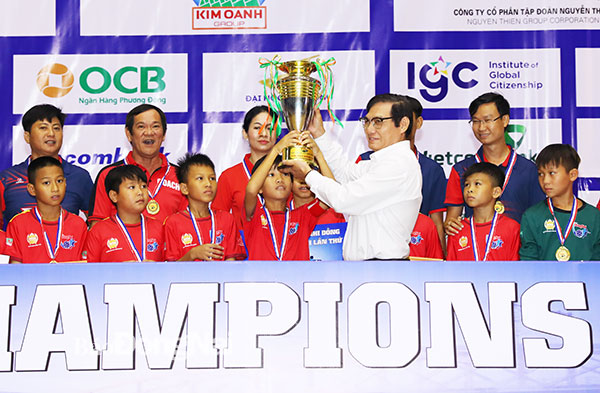 Phó chủ tịch UBND tỉnh Nguyễn Sơn Hùng trao cúp vô địch cho U.11 Biên Hòa. Ảnh: Huy Anh