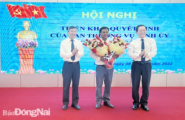 Phó bí thư thường trực Tỉnh ủy Hồ Thanh Sơn (trái) và Bí thư Huyện ủy Tân Phú Nguyễn Trung Thành chúc mừng