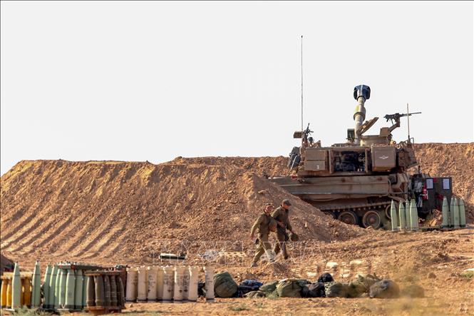 Binh sĩ thuộc quân đoàn pháo binh Israel cùng các trang thiết bị quân sự tại khu vực biên giới với Dải Gaza, ngày 7-8-2022. Ảnh: THX/TTXVN