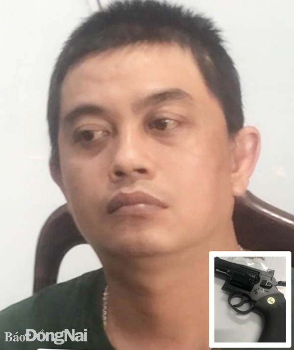 Đối tượng Dương Quang Mẫn và khẩu súng tàng trữ trong nhà