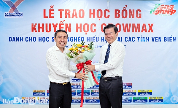 Bí thư Tỉnh ủy Nguyễn Hồng Lĩnh tặng hoa cho lãnh đạo Công ty TNHH Thức ăn thủy sản GrowMax tại lễ công bố thành lập Quỹ khuyến học GrowMax. Ảnh: Nguồn Báo Nông nghiệp Việt Nam